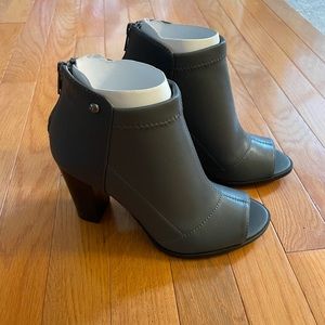 Simply Vera Skimmer Grey heeled booties, 6M